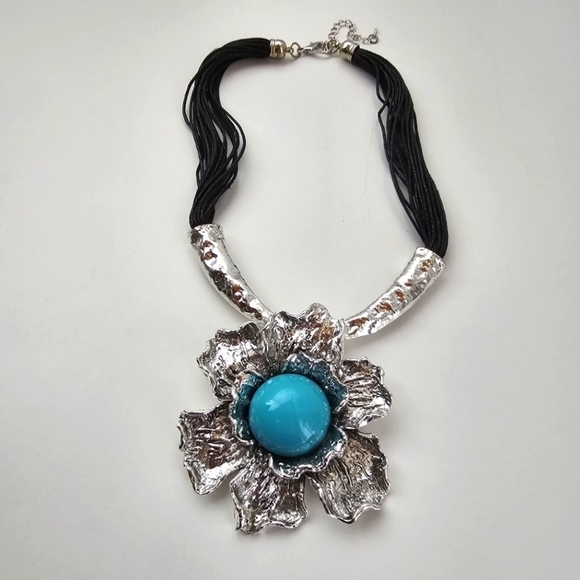 NWT Turquoise Antique Silver Metal Flower Pendant Faux Leather Necklace Set - Picture 4 of 11